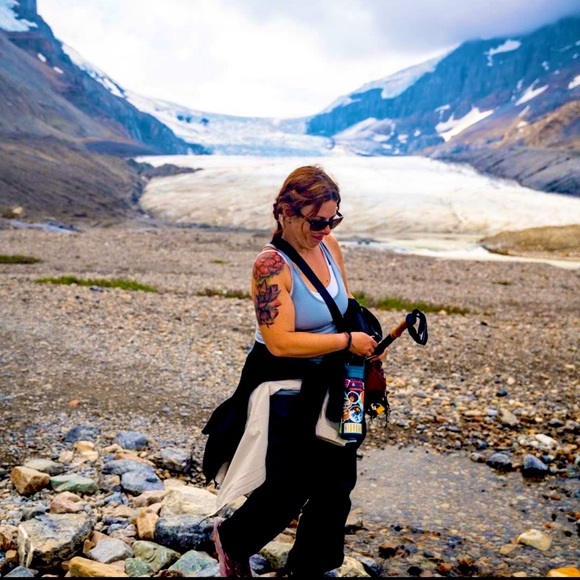 Meet your Posher, Liz - Picture 1 of 4